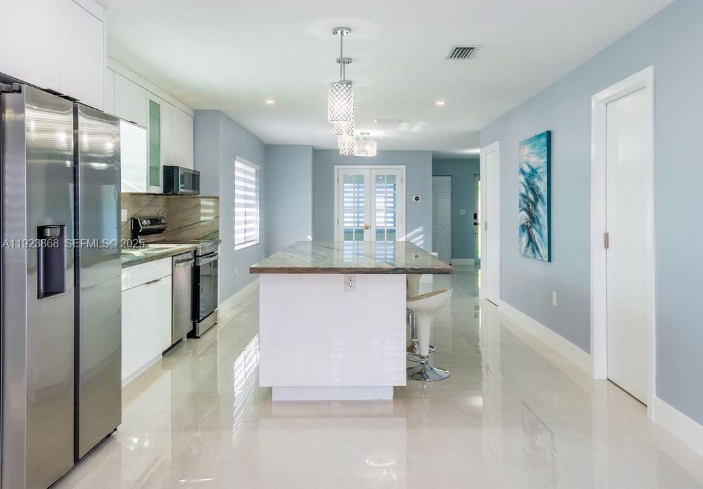 For Sale: $900,000 (4 beds, 2 baths, 1737 Square Feet)