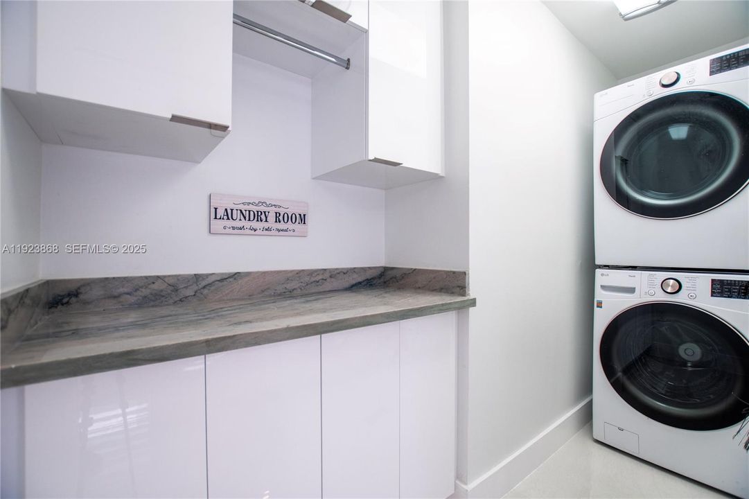 For Sale: $900,000 (4 beds, 2 baths, 1737 Square Feet)