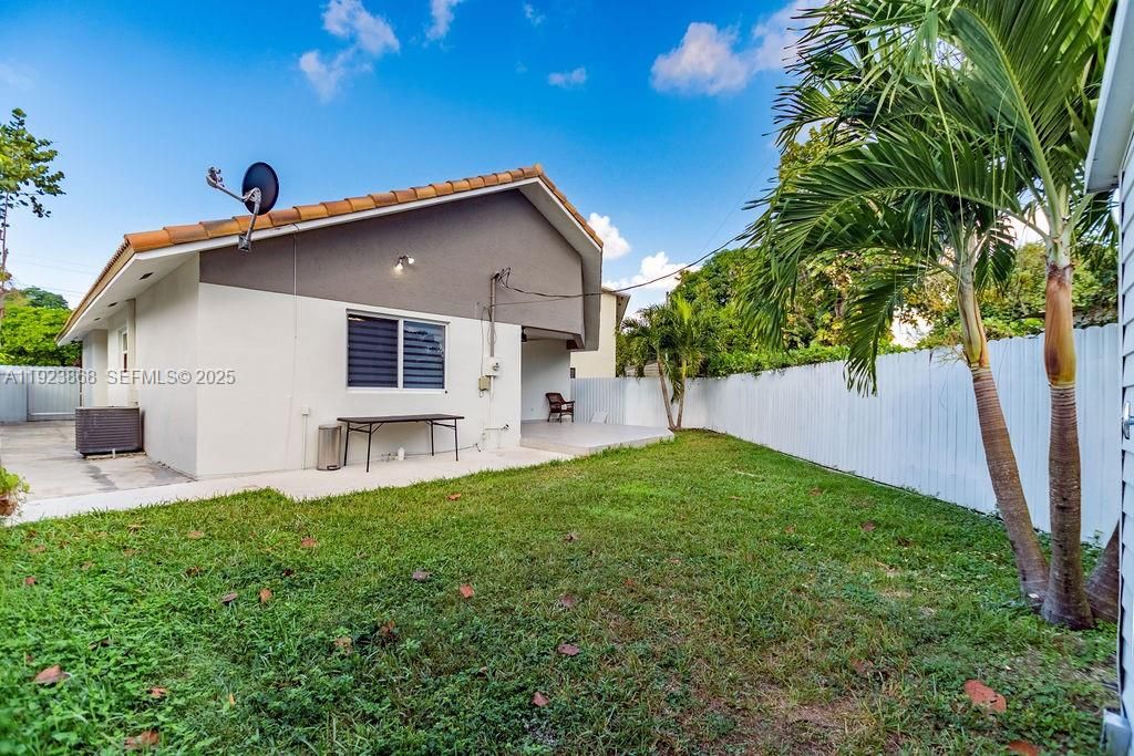 For Sale: $900,000 (4 beds, 2 baths, 1737 Square Feet)