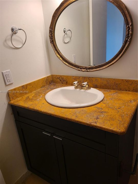 For Rent: $2,350 (2 beds, 2 baths, 1005 Square Feet)