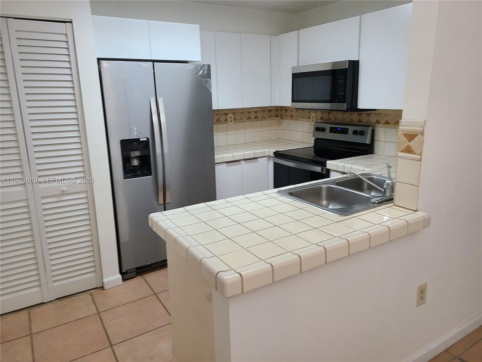 For Rent: $2,350 (2 beds, 2 baths, 1005 Square Feet)