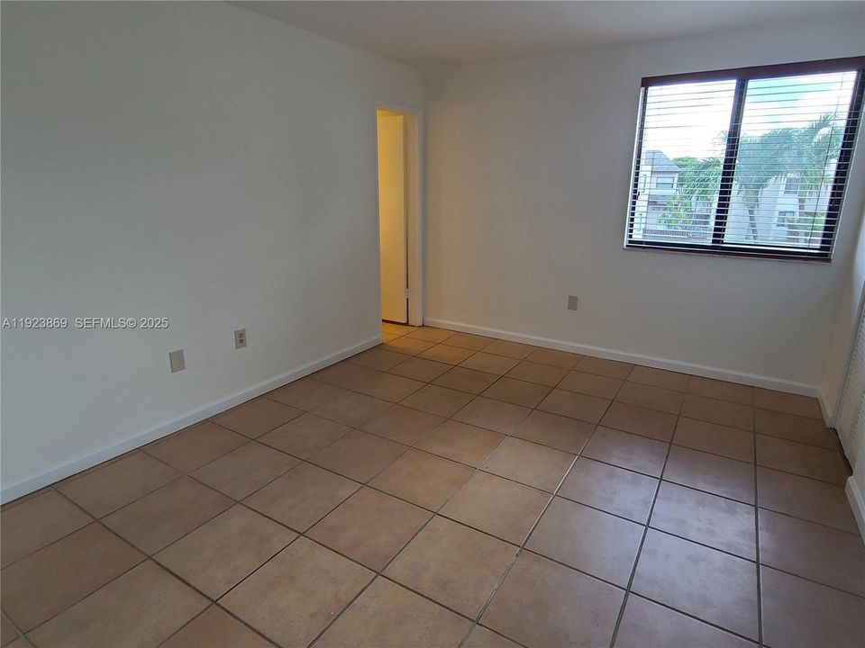 For Rent: $2,350 (2 beds, 2 baths, 1005 Square Feet)