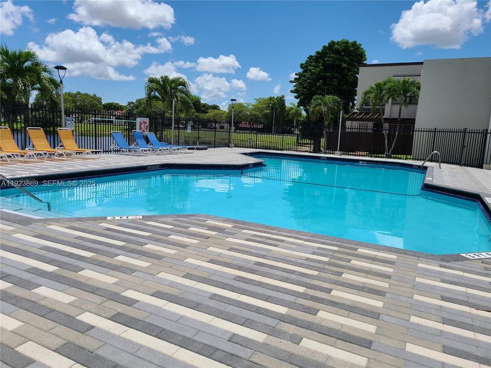 For Rent: $2,350 (2 beds, 2 baths, 1005 Square Feet)