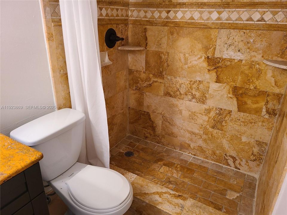 For Rent: $2,350 (2 beds, 2 baths, 1005 Square Feet)