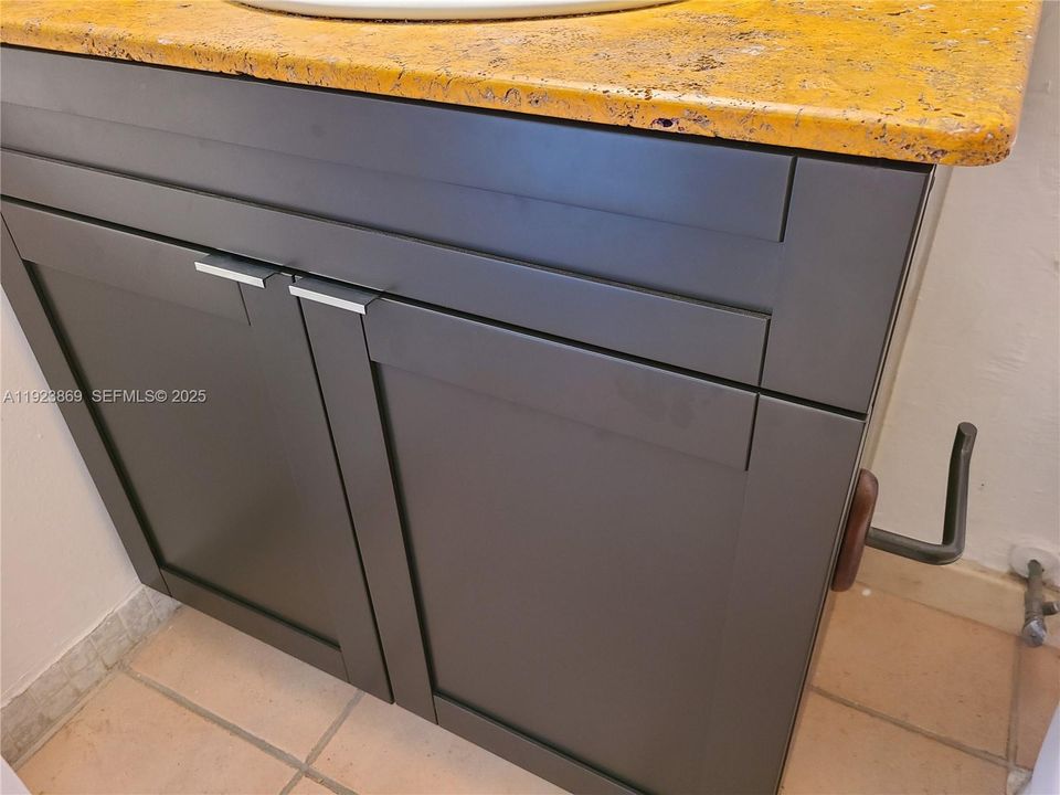 For Rent: $2,350 (2 beds, 2 baths, 1005 Square Feet)