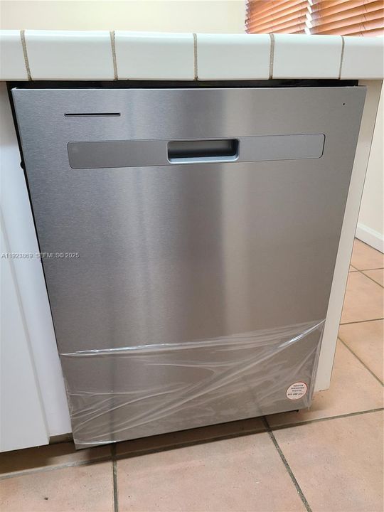 For Rent: $2,350 (2 beds, 2 baths, 1005 Square Feet)