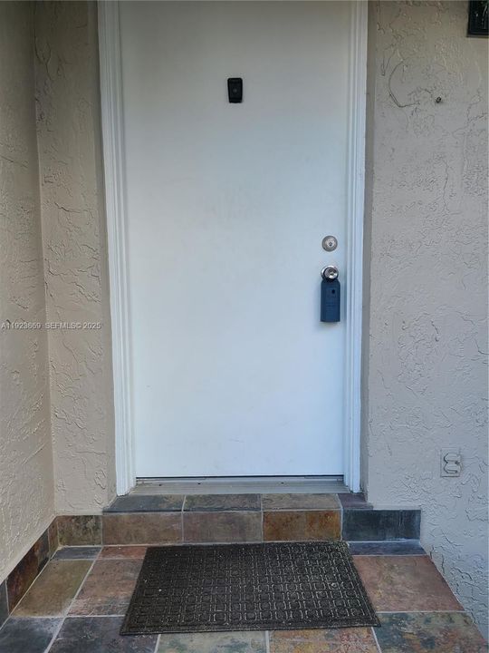 For Rent: $2,350 (2 beds, 2 baths, 1005 Square Feet)