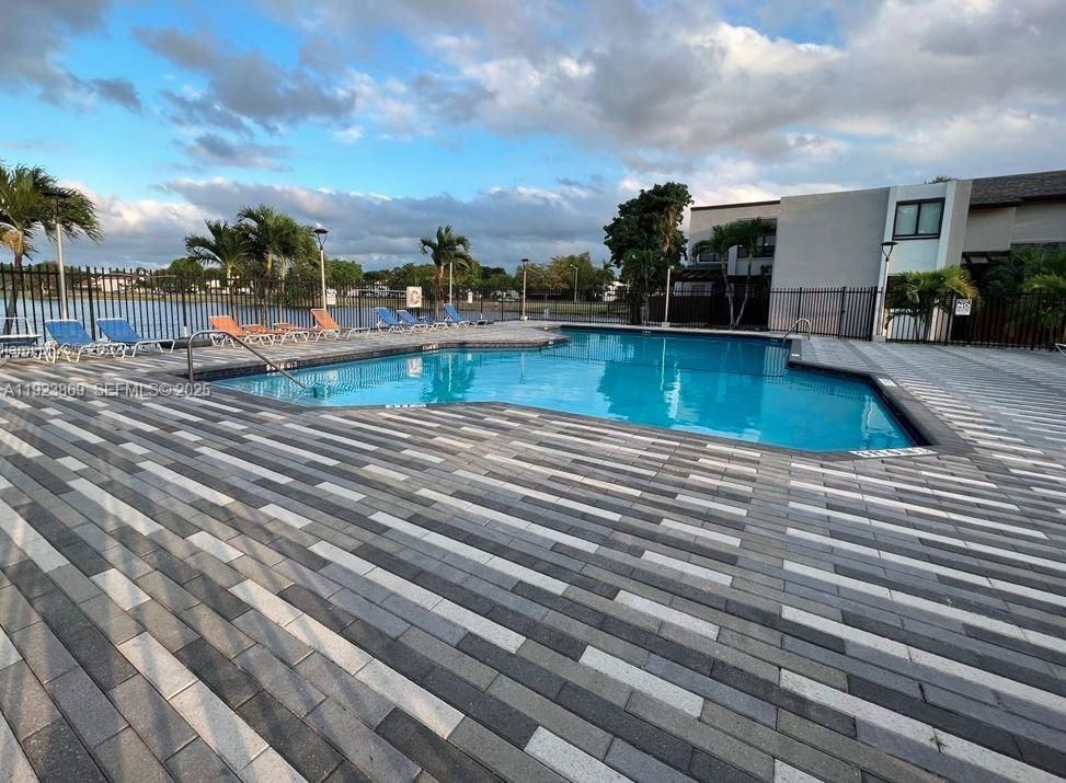 For Rent: $2,350 (2 beds, 2 baths, 1005 Square Feet)