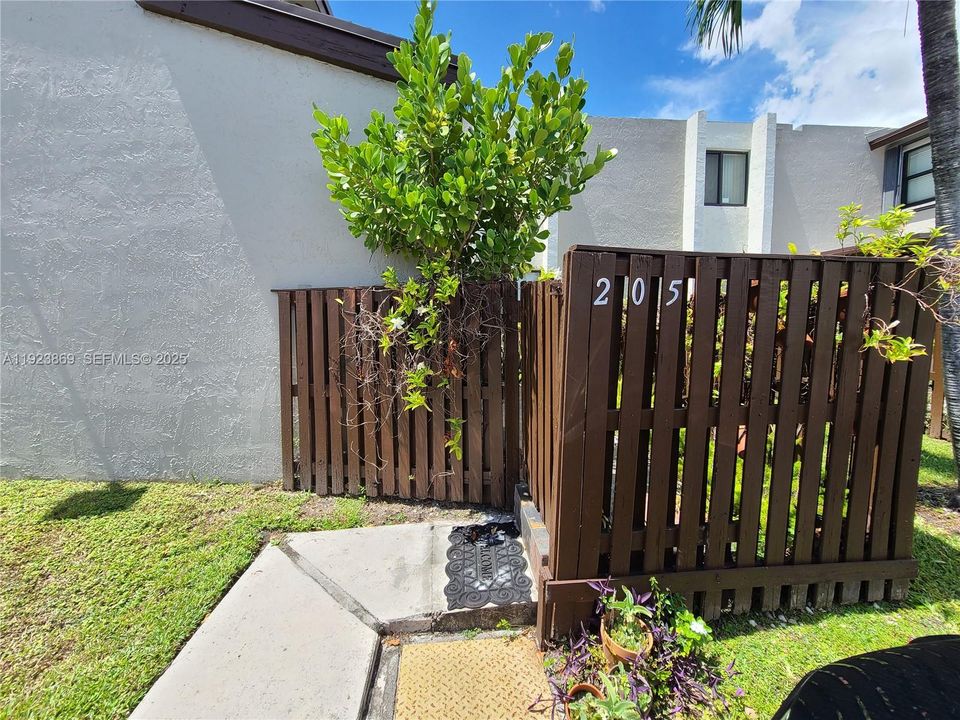 For Rent: $2,350 (2 beds, 2 baths, 1005 Square Feet)