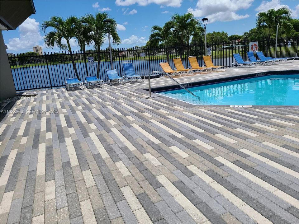 For Rent: $2,350 (2 beds, 2 baths, 1005 Square Feet)