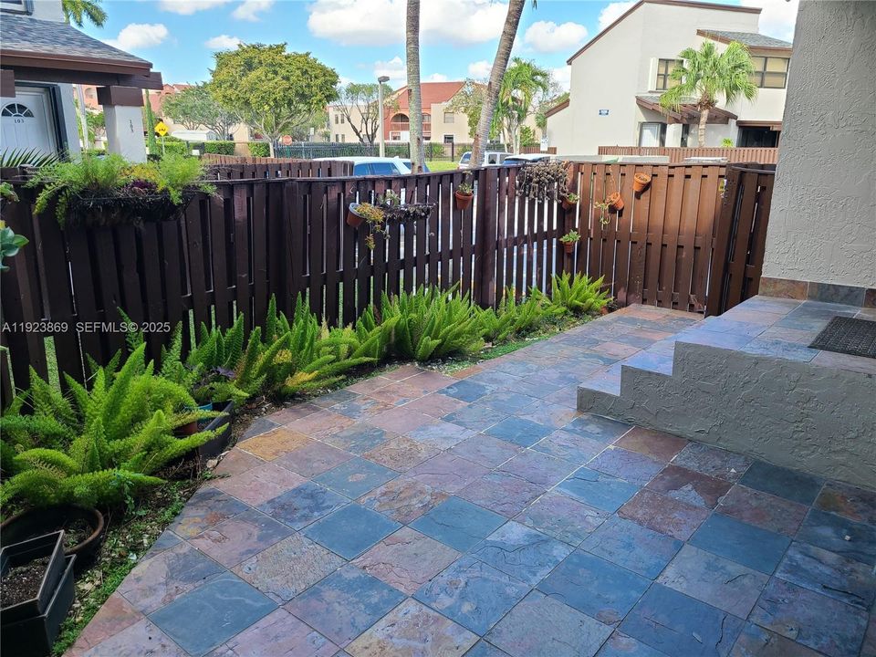 For Rent: $2,350 (2 beds, 2 baths, 1005 Square Feet)