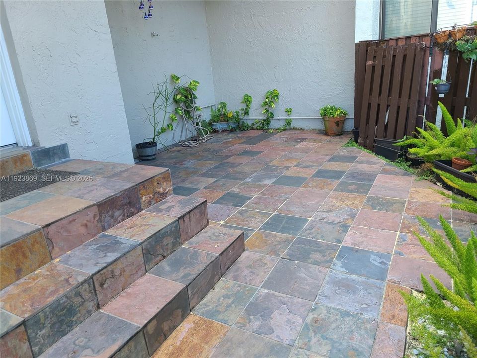 For Rent: $2,350 (2 beds, 2 baths, 1005 Square Feet)