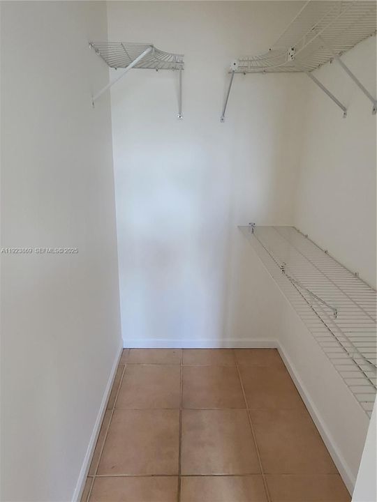 For Rent: $2,350 (2 beds, 2 baths, 1005 Square Feet)