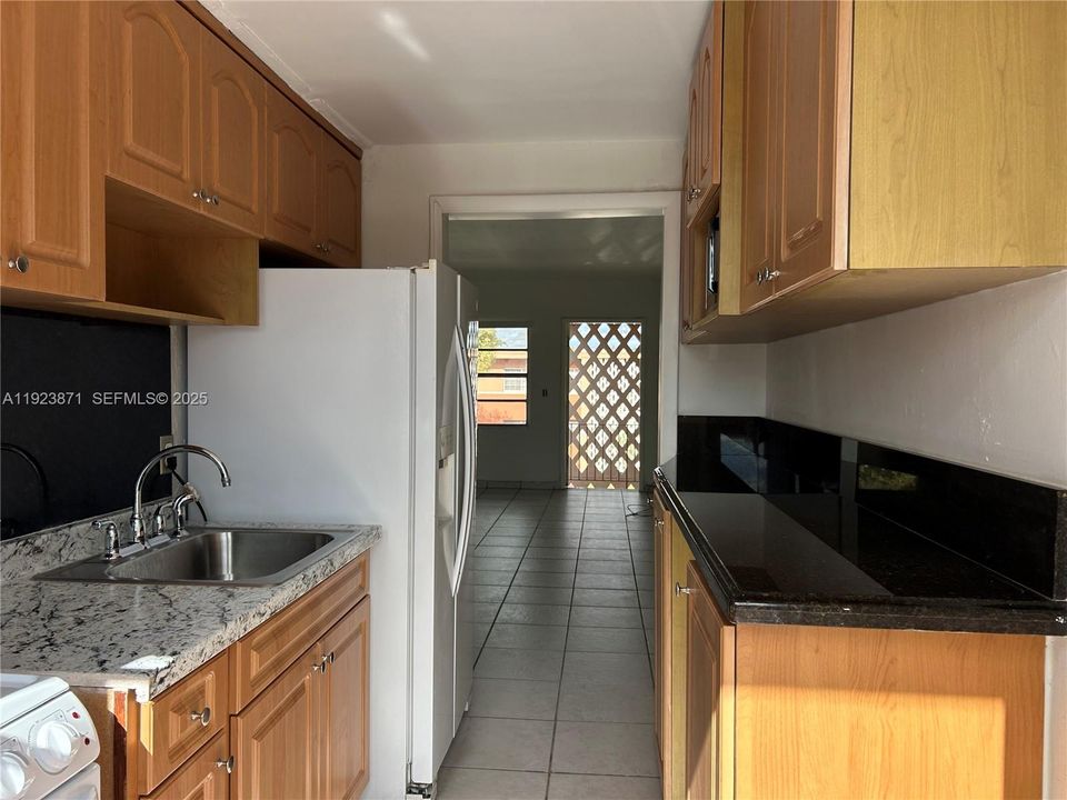 For Rent: $2,000 (2 beds, 1 baths, 725 Square Feet)