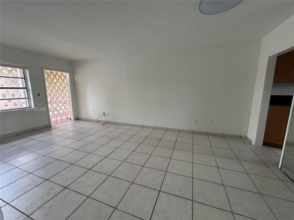 For Rent: $2,000 (2 beds, 1 baths, 725 Square Feet)