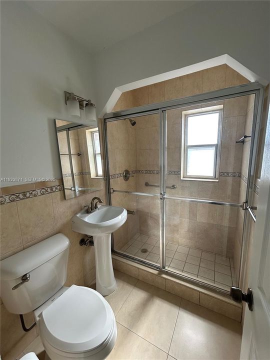 For Rent: $2,000 (2 beds, 1 baths, 725 Square Feet)