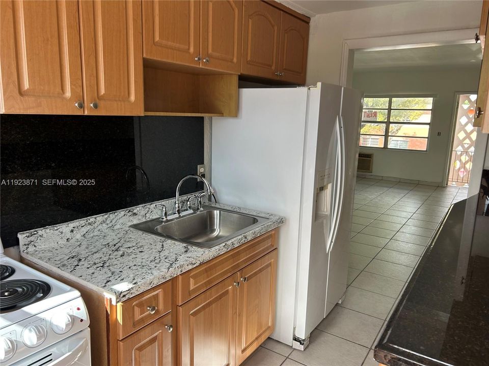 For Rent: $2,000 (2 beds, 1 baths, 725 Square Feet)