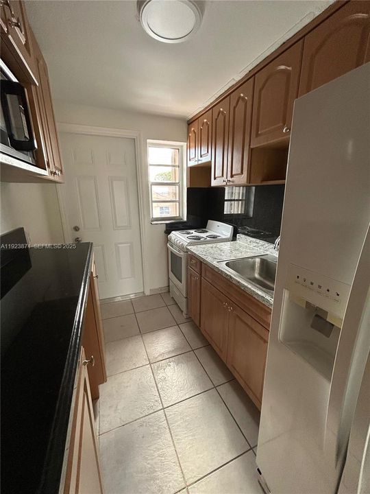 For Rent: $2,000 (2 beds, 1 baths, 725 Square Feet)