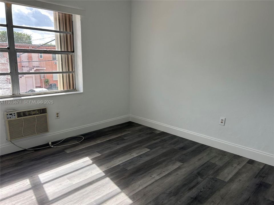 For Rent: $2,000 (2 beds, 1 baths, 725 Square Feet)