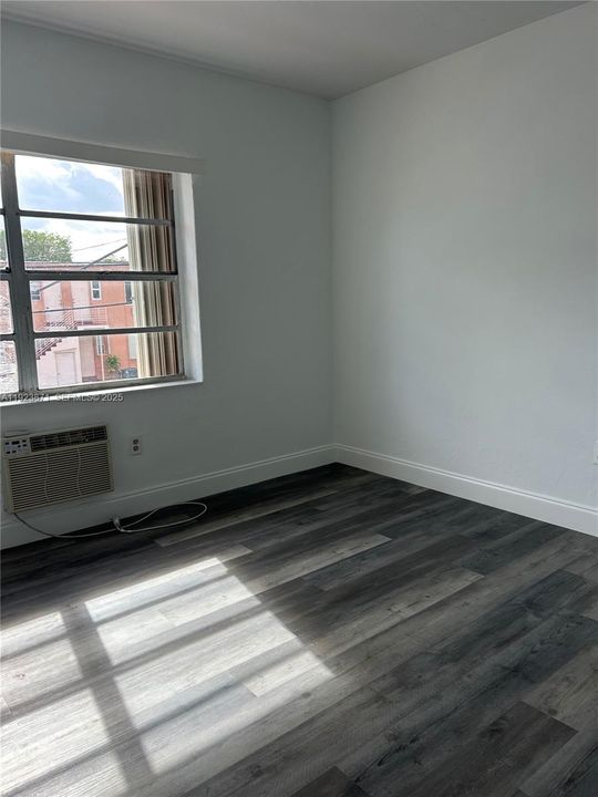 For Rent: $2,000 (2 beds, 1 baths, 725 Square Feet)