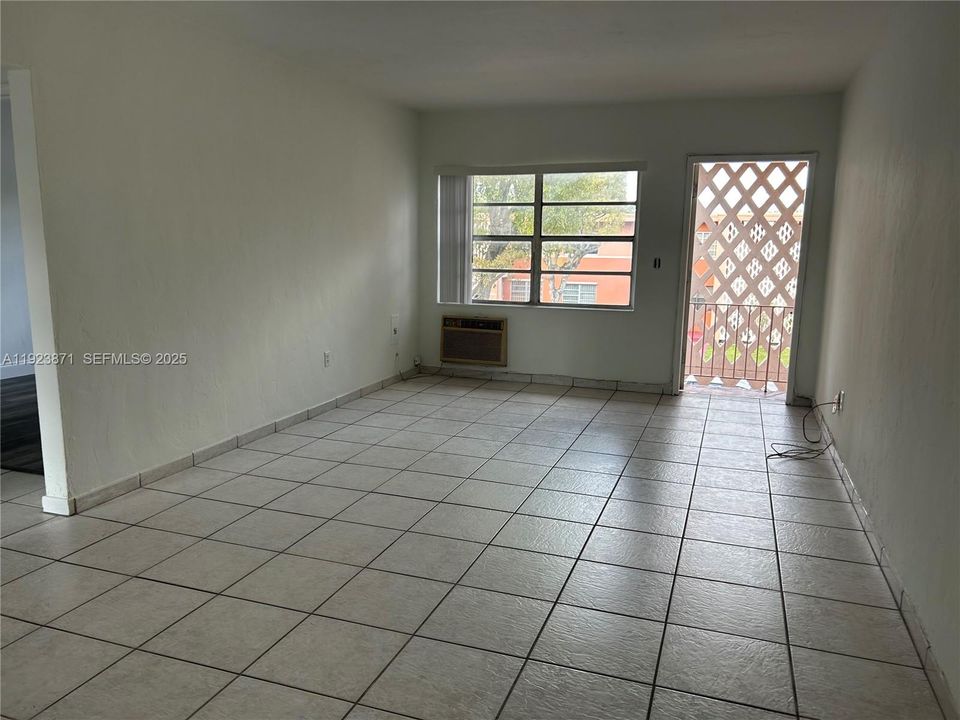 For Rent: $2,000 (2 beds, 1 baths, 725 Square Feet)