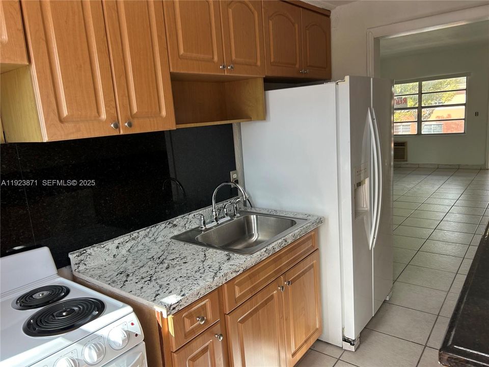 For Rent: $2,000 (2 beds, 1 baths, 725 Square Feet)