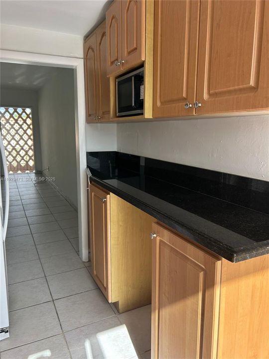 For Rent: $2,000 (2 beds, 1 baths, 725 Square Feet)