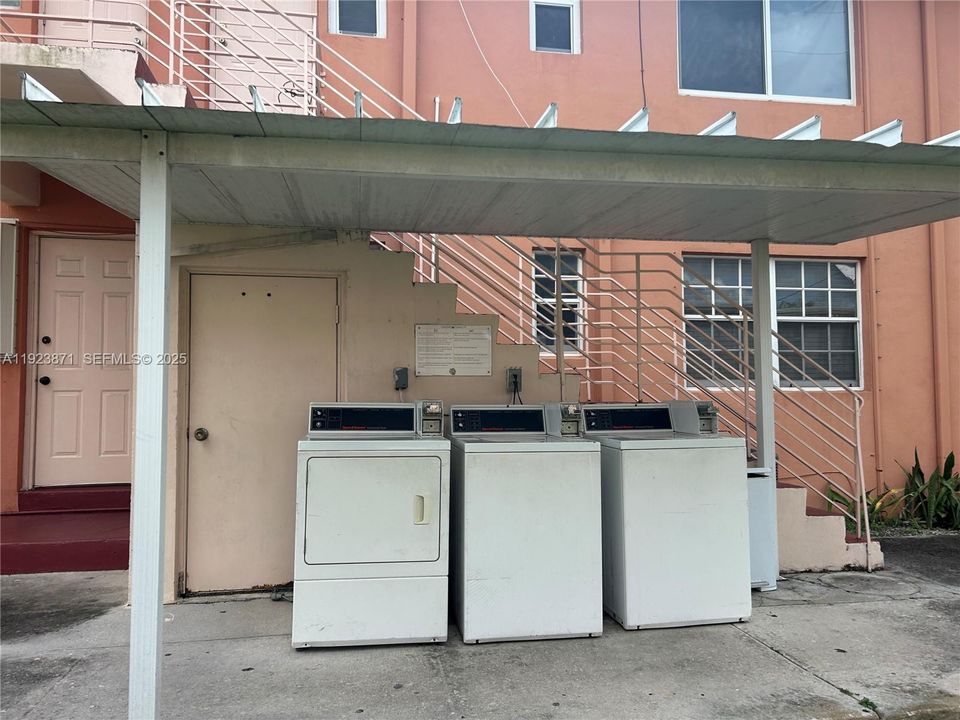 For Rent: $2,000 (2 beds, 1 baths, 725 Square Feet)