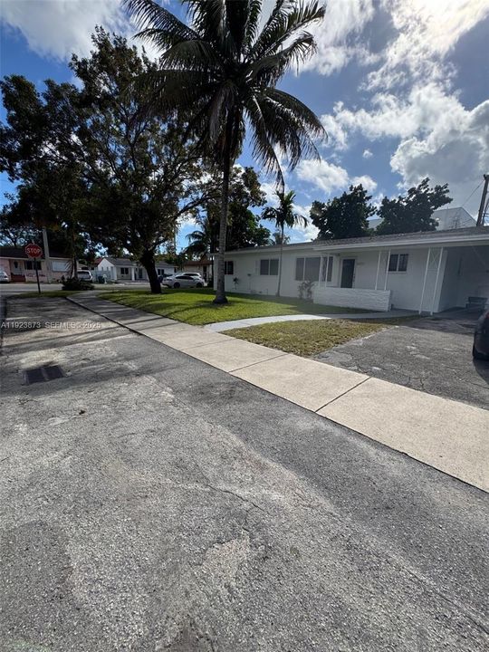 出租: $3,500 (3 贝兹, 2 浴室, 1439 平方英尺)