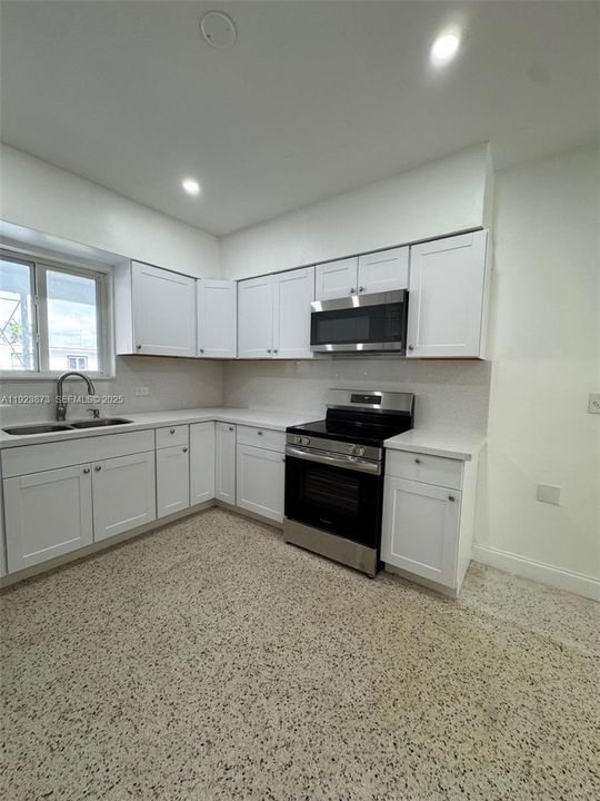 出租: $3,500 (3 贝兹, 2 浴室, 1439 平方英尺)