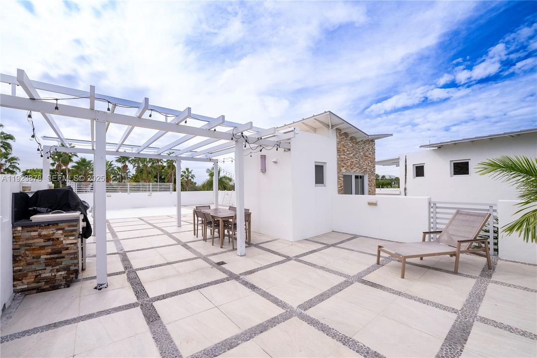 For Sale: $1,790,000 (4 beds, 5 baths, 3947 Square Feet)