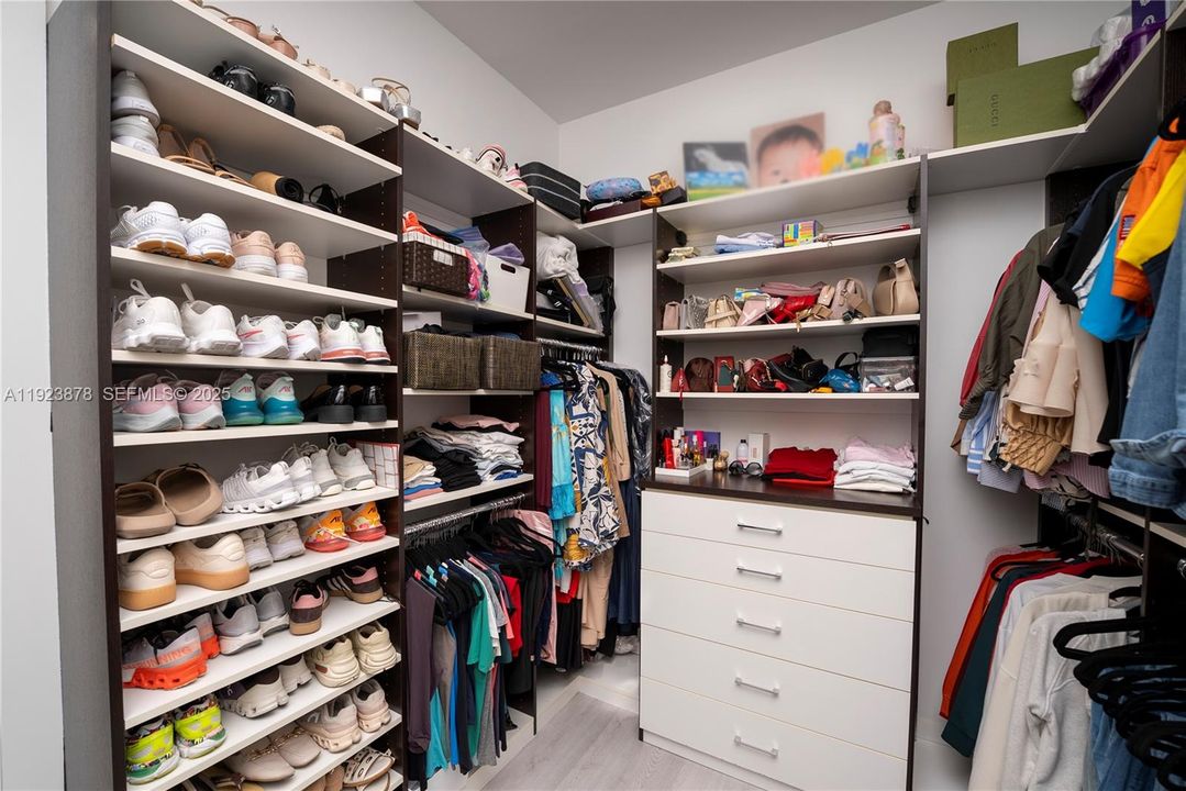 For Sale: $1,790,000 (4 beds, 5 baths, 3947 Square Feet)