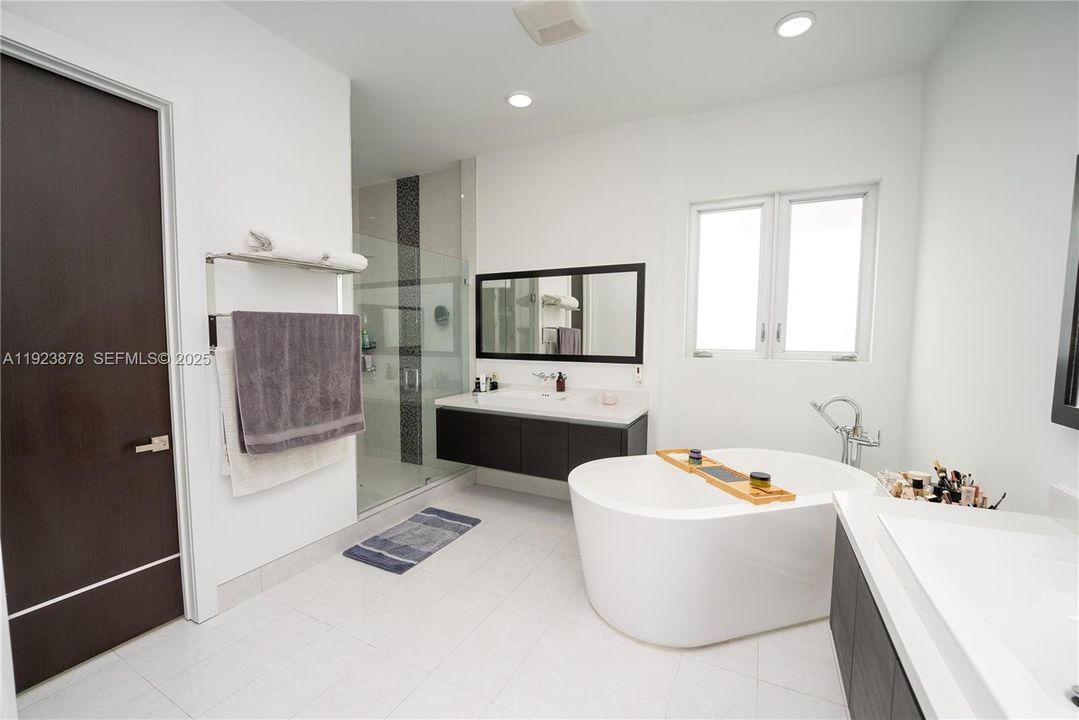 For Sale: $1,790,000 (4 beds, 5 baths, 3947 Square Feet)