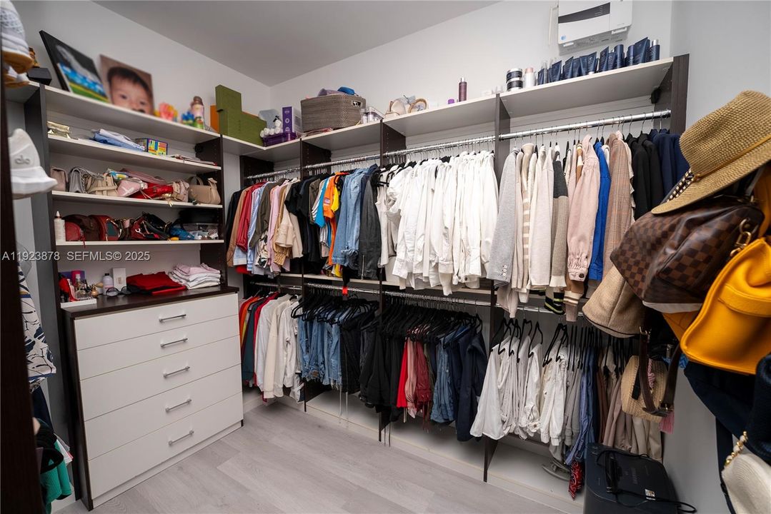 For Sale: $1,790,000 (4 beds, 5 baths, 3947 Square Feet)