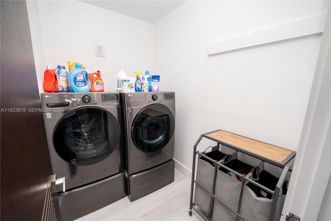 For Sale: $1,790,000 (4 beds, 5 baths, 3947 Square Feet)