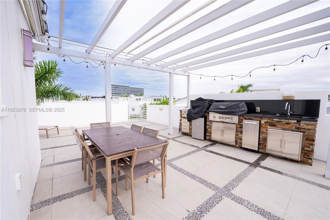 For Sale: $1,790,000 (4 beds, 5 baths, 3947 Square Feet)