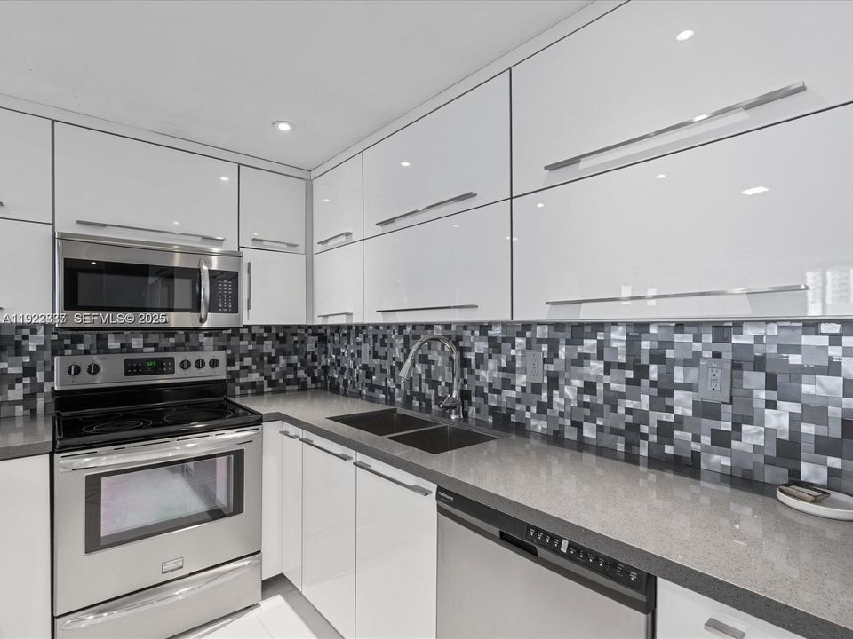 For Sale: $688,000 (2 beds, 2 baths, 1505 Square Feet)