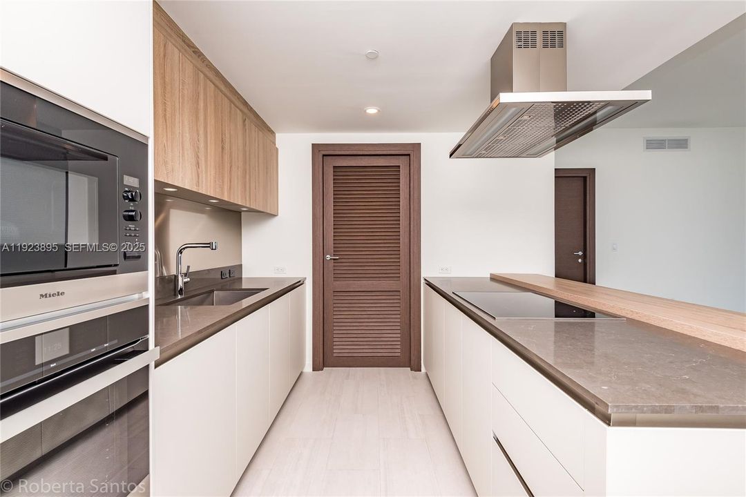 For Sale: $1,500,000 (2 beds, 2 baths, 1236 Square Feet)