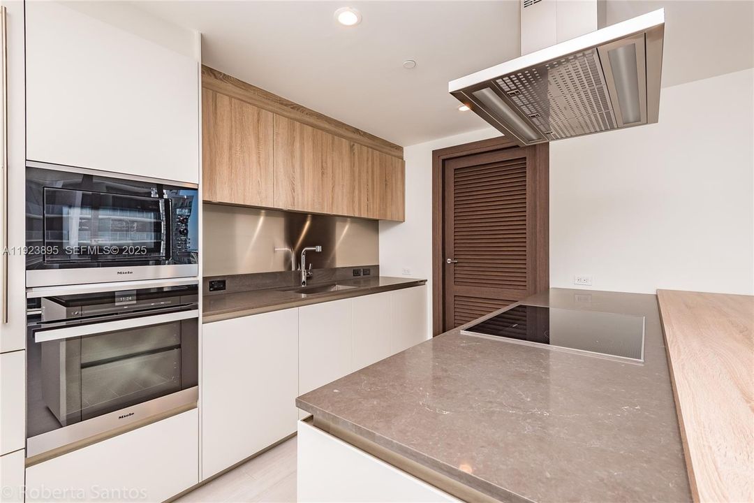 For Sale: $1,500,000 (2 beds, 2 baths, 1236 Square Feet)