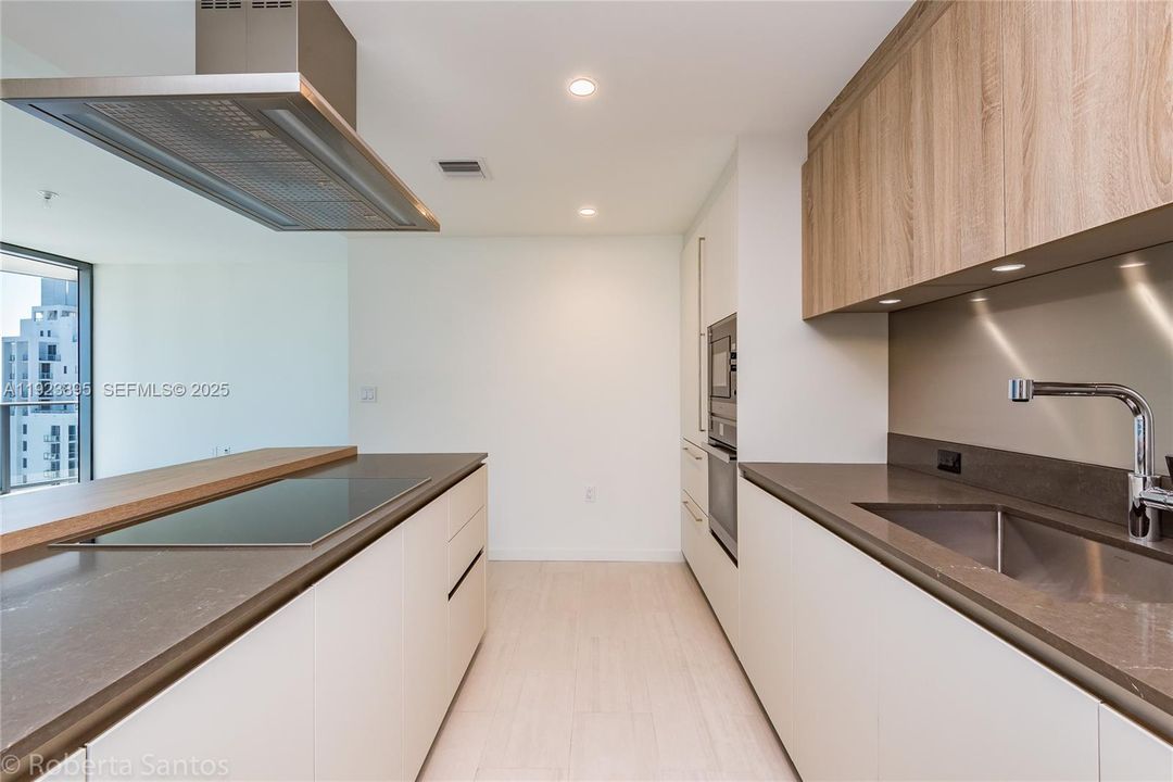 For Sale: $1,500,000 (2 beds, 2 baths, 1236 Square Feet)