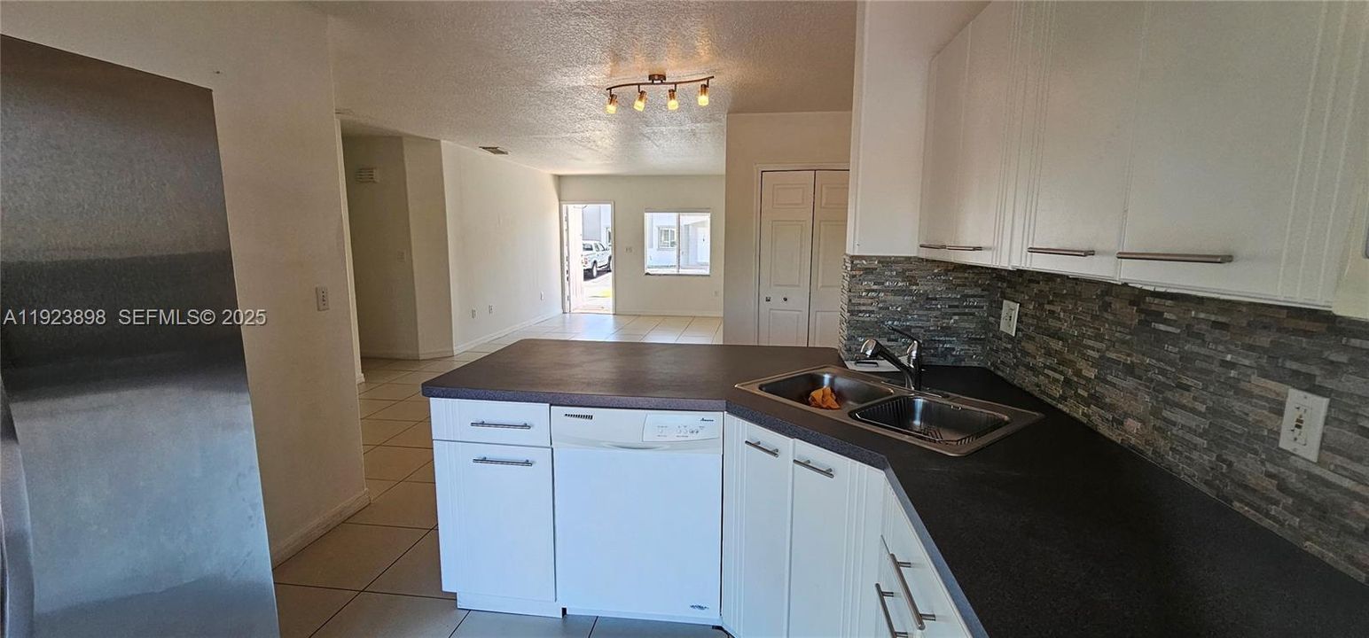 For Rent: $2,850 (3 beds, 2 baths, 1330 Square Feet)