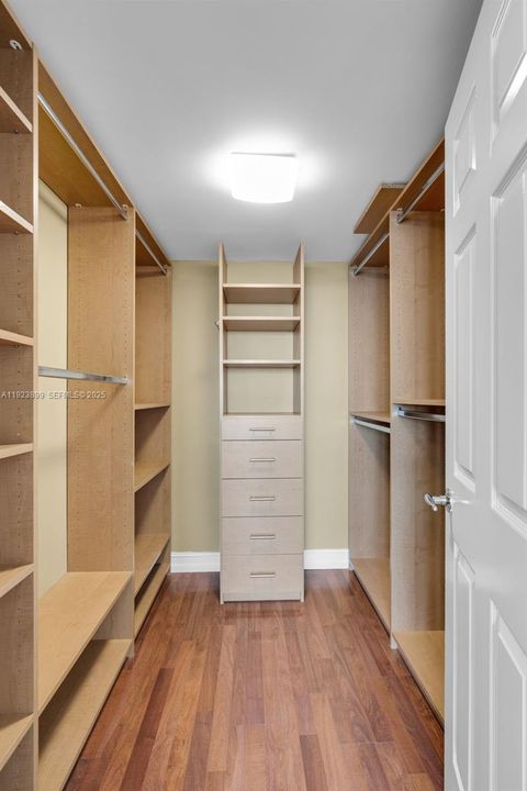 For Rent: $4,500 (2 beds, 2 baths, 960 Square Feet)