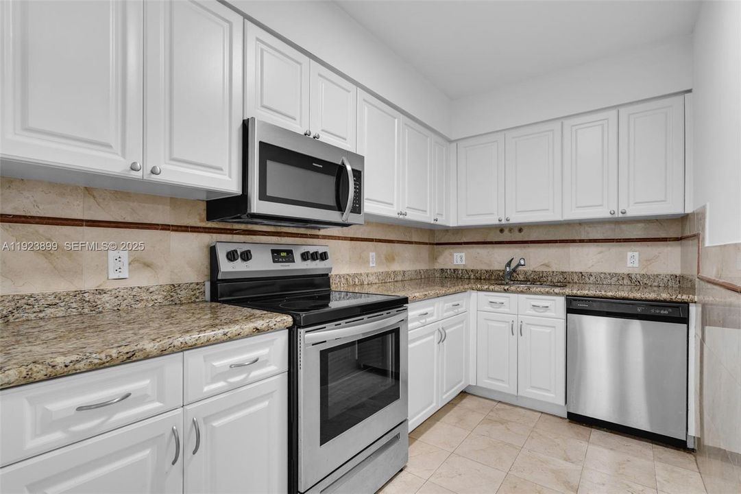 For Rent: $4,500 (2 beds, 2 baths, 960 Square Feet)