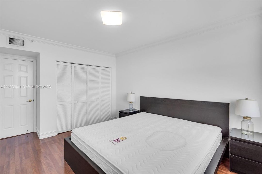 For Rent: $4,500 (2 beds, 2 baths, 960 Square Feet)