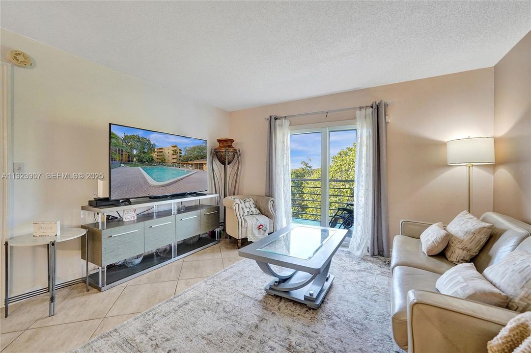 For Sale: $249,000 (2 beds, 2 baths, 945 Square Feet)