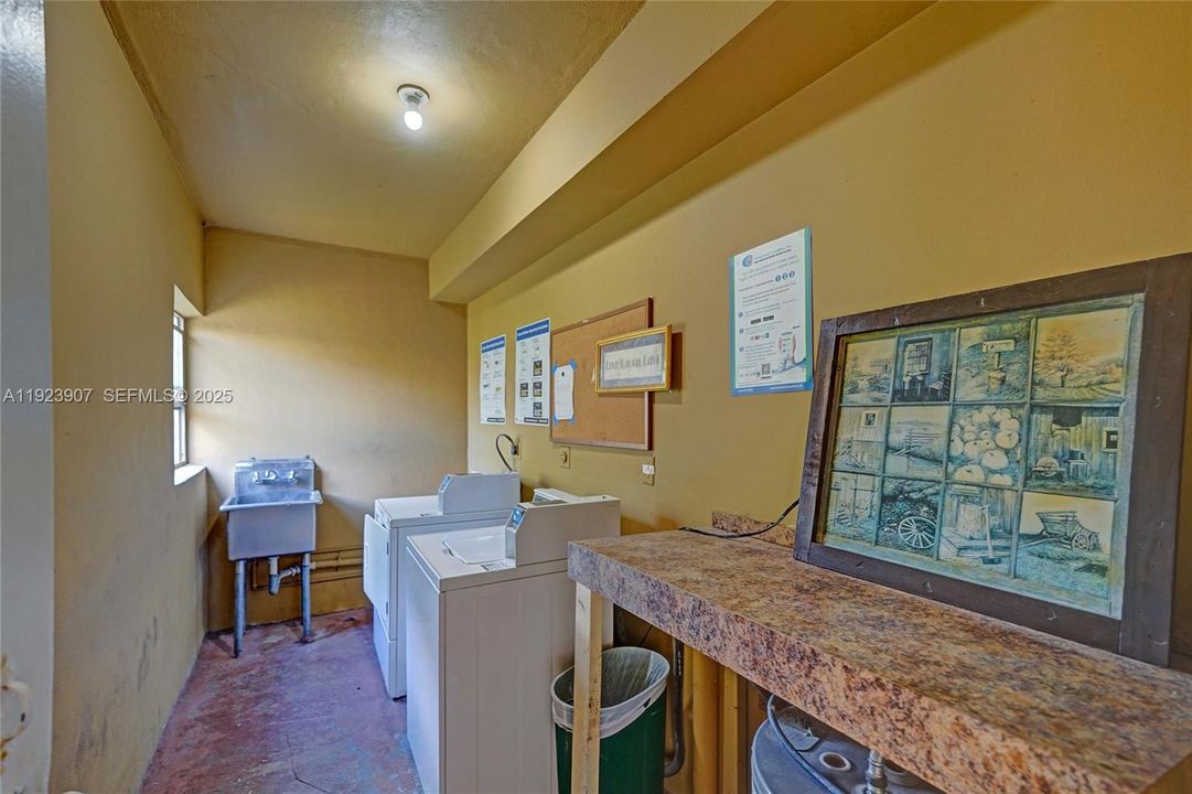 For Sale: $249,000 (2 beds, 2 baths, 945 Square Feet)