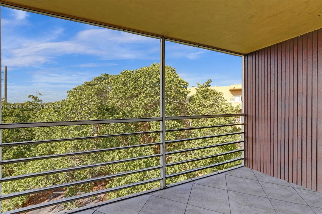 For Sale: $249,000 (2 beds, 2 baths, 945 Square Feet)