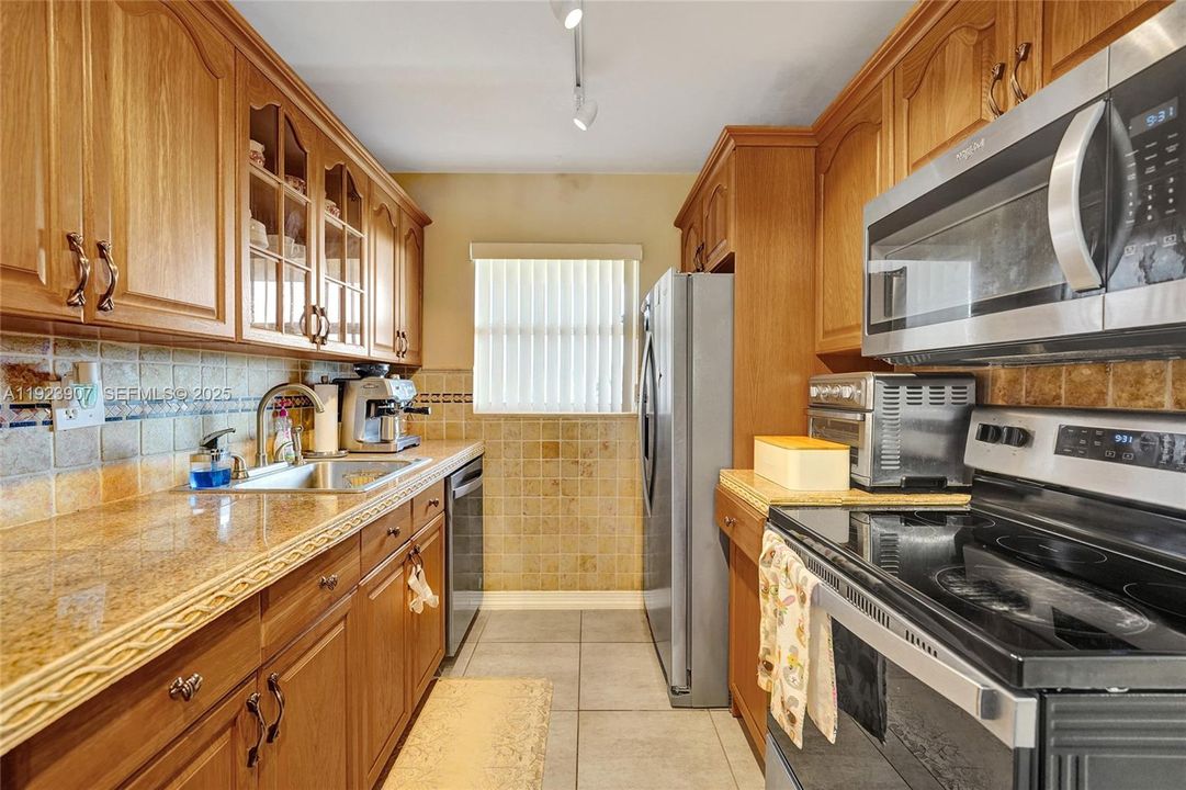 For Sale: $249,000 (2 beds, 2 baths, 945 Square Feet)