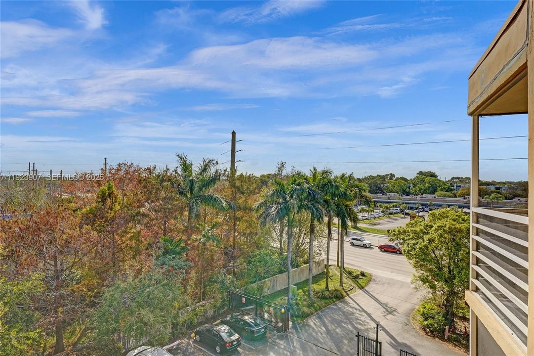 For Sale: $249,000 (2 beds, 2 baths, 945 Square Feet)