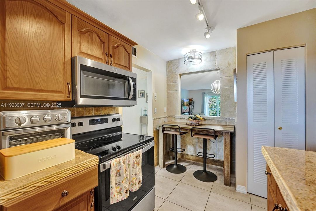 For Sale: $249,000 (2 beds, 2 baths, 945 Square Feet)